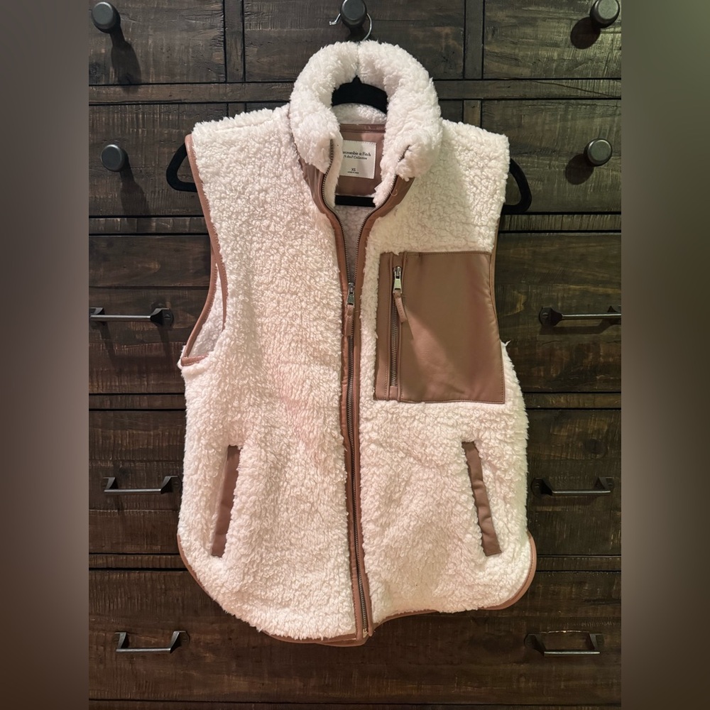 Abercrombie & Fitch Cream and Tan Sherpa Vest